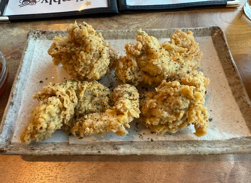 Korean Fried Chicken auf einem rechteckigen Teller