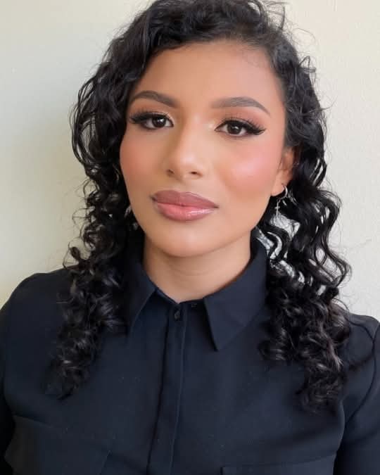 Retrato profesional con camisa negra