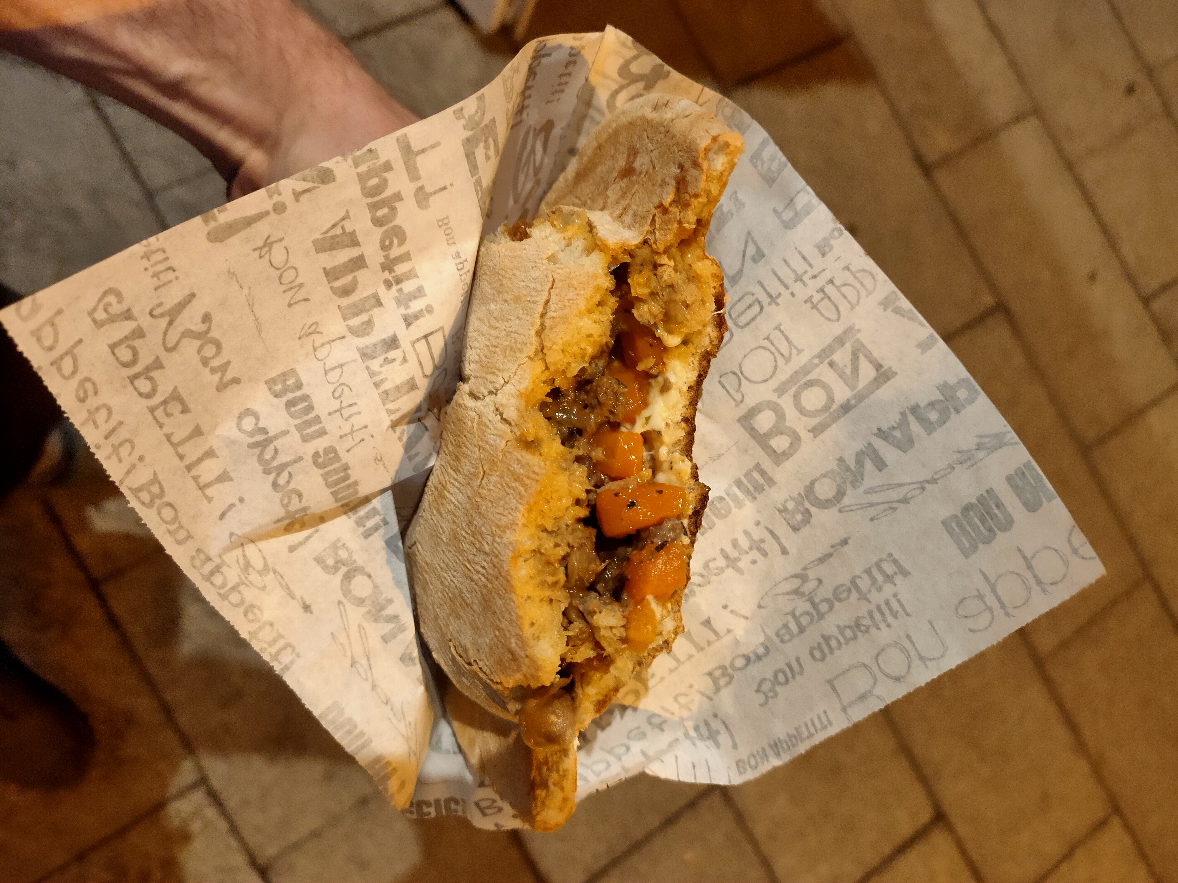 Pâine cu umplutură în hârtie Bou