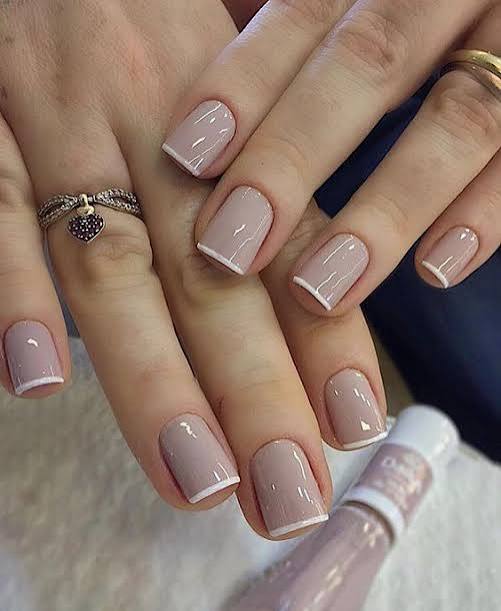Manicure elegante francesa