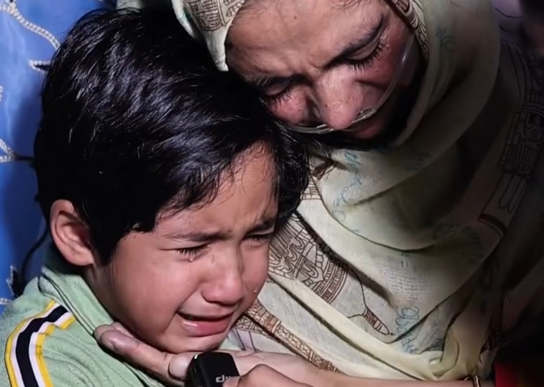 Nagma Begam holding her crying daughter Ayisha