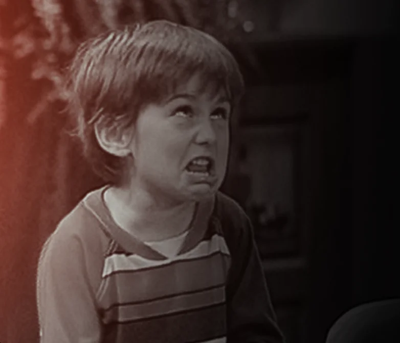 Niño frustrado, simbolizando la sensación de ser acorralado en un debate.