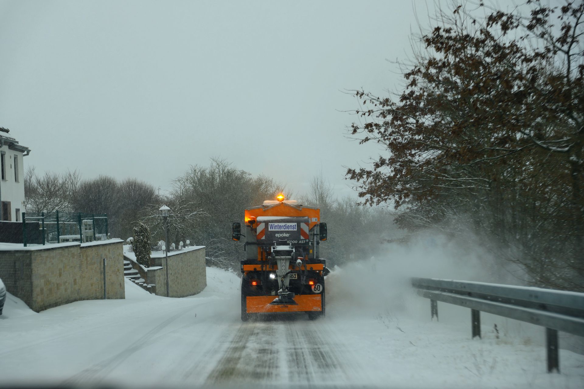 Winterdienst München: Schneeräumung mit Räumfahrzeug bei anhaltendem Schneefall