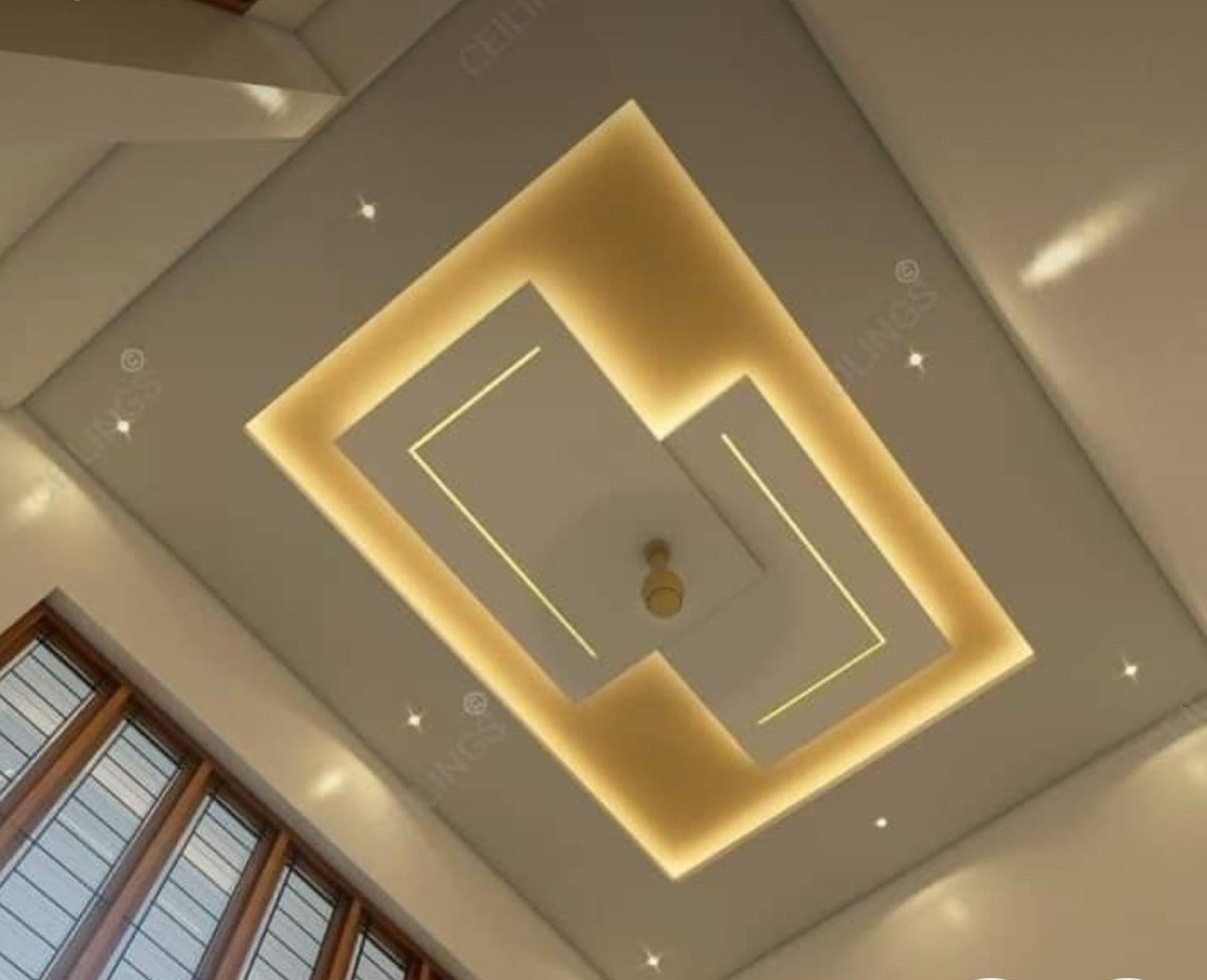 Detalhe de tecto falso geométrico com iluminação quente
