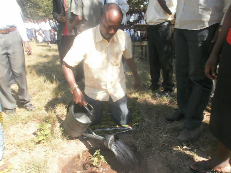 Mkuu wa wilaya akizindua