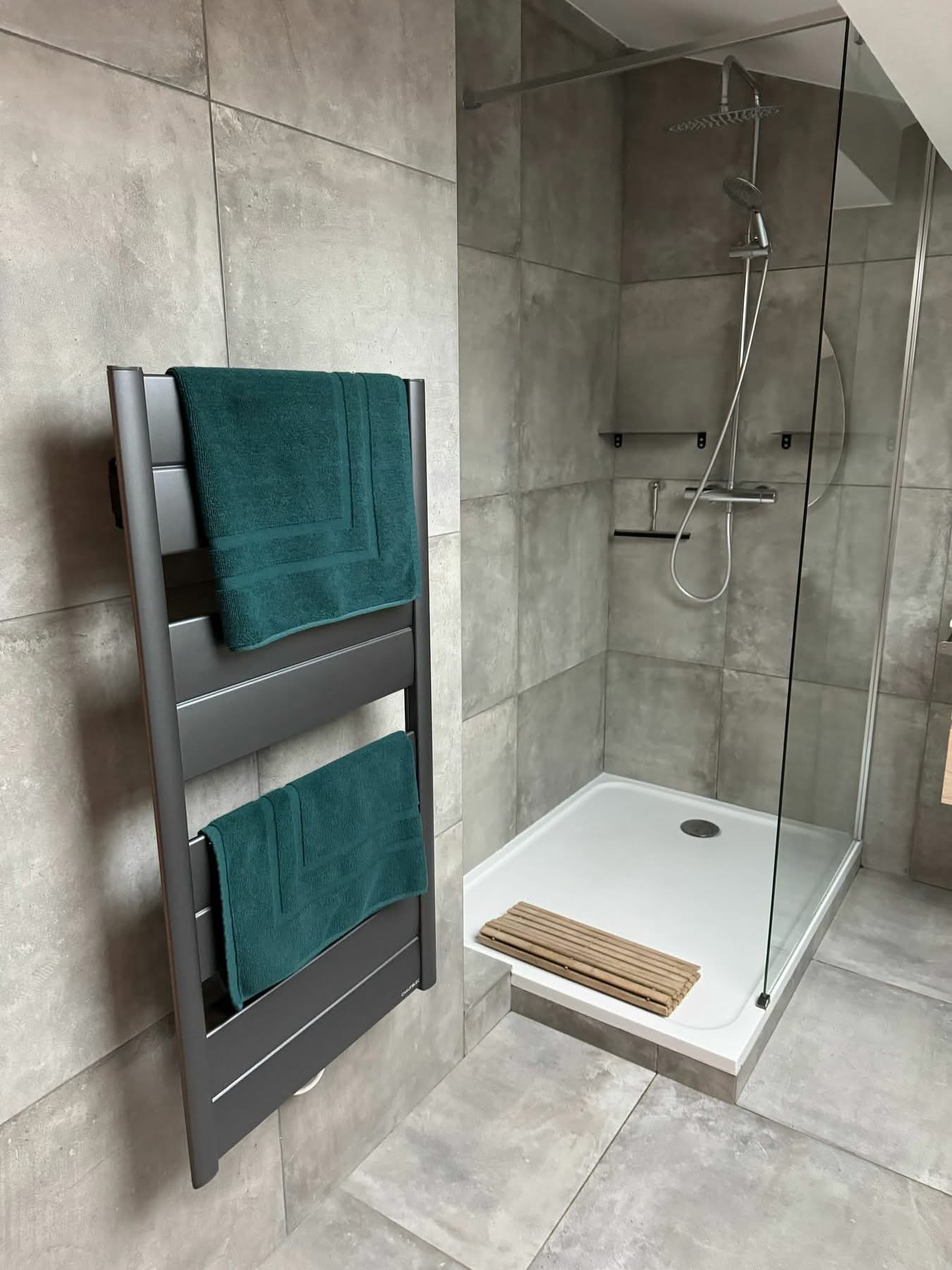Moderne Badezimmerrenovierung