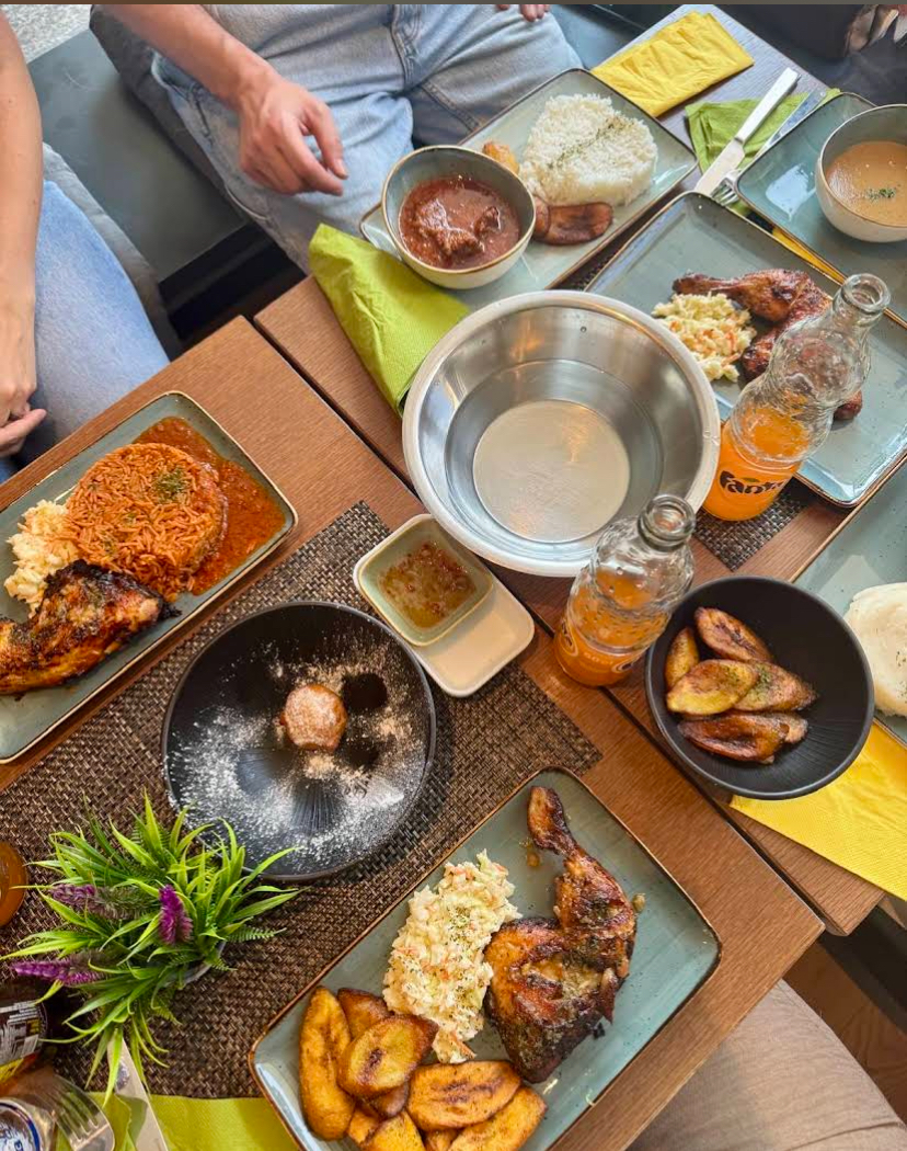 Gemeinsame Tafel mit Jollof Reis