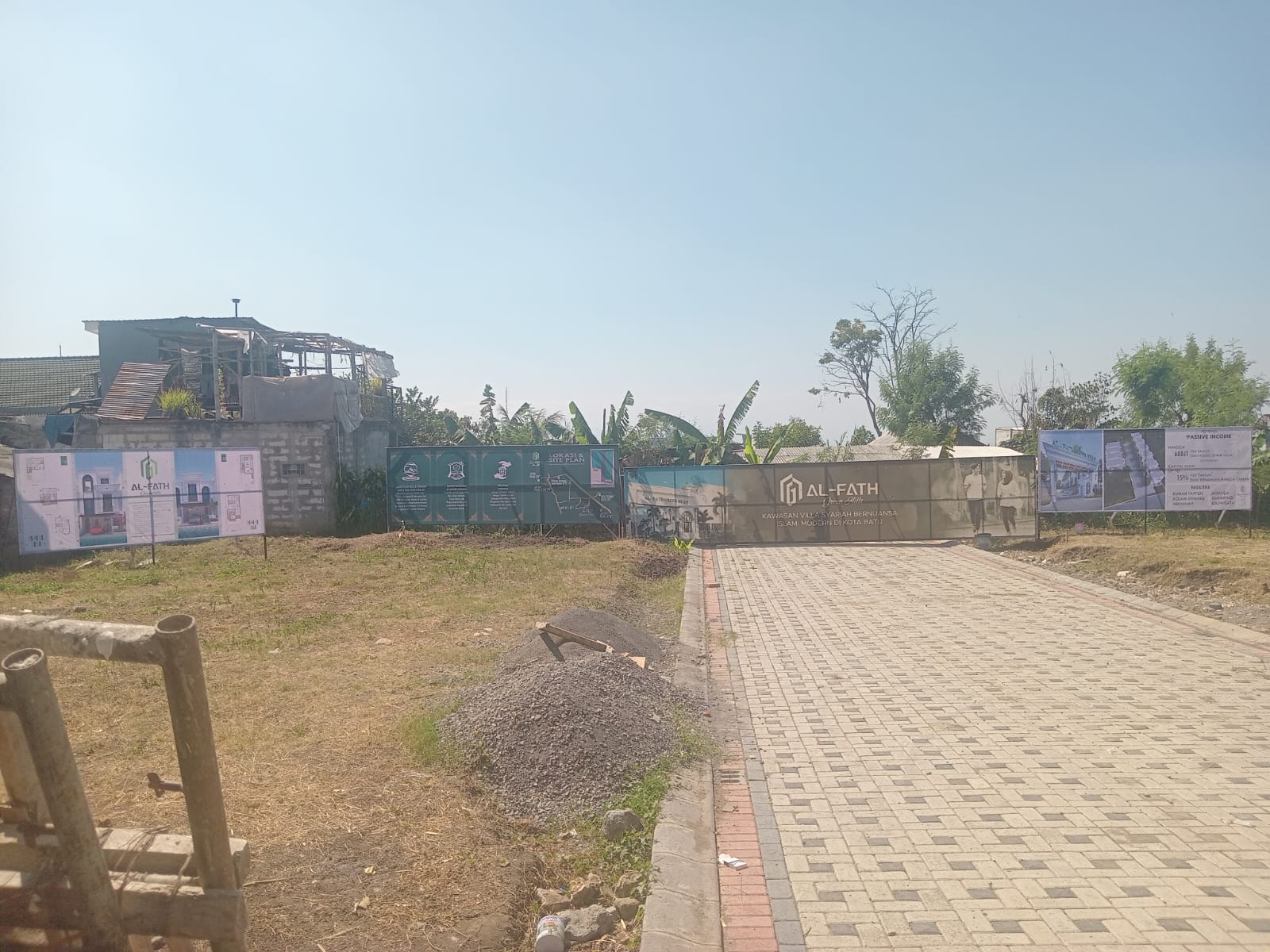 Pemasangan hoarding dan branding Al-Fath di lokasi proyek