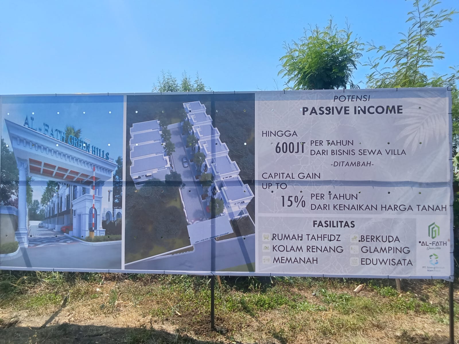 Papan promosi outdoor menampilkan potensi passive income dan fasilitas
