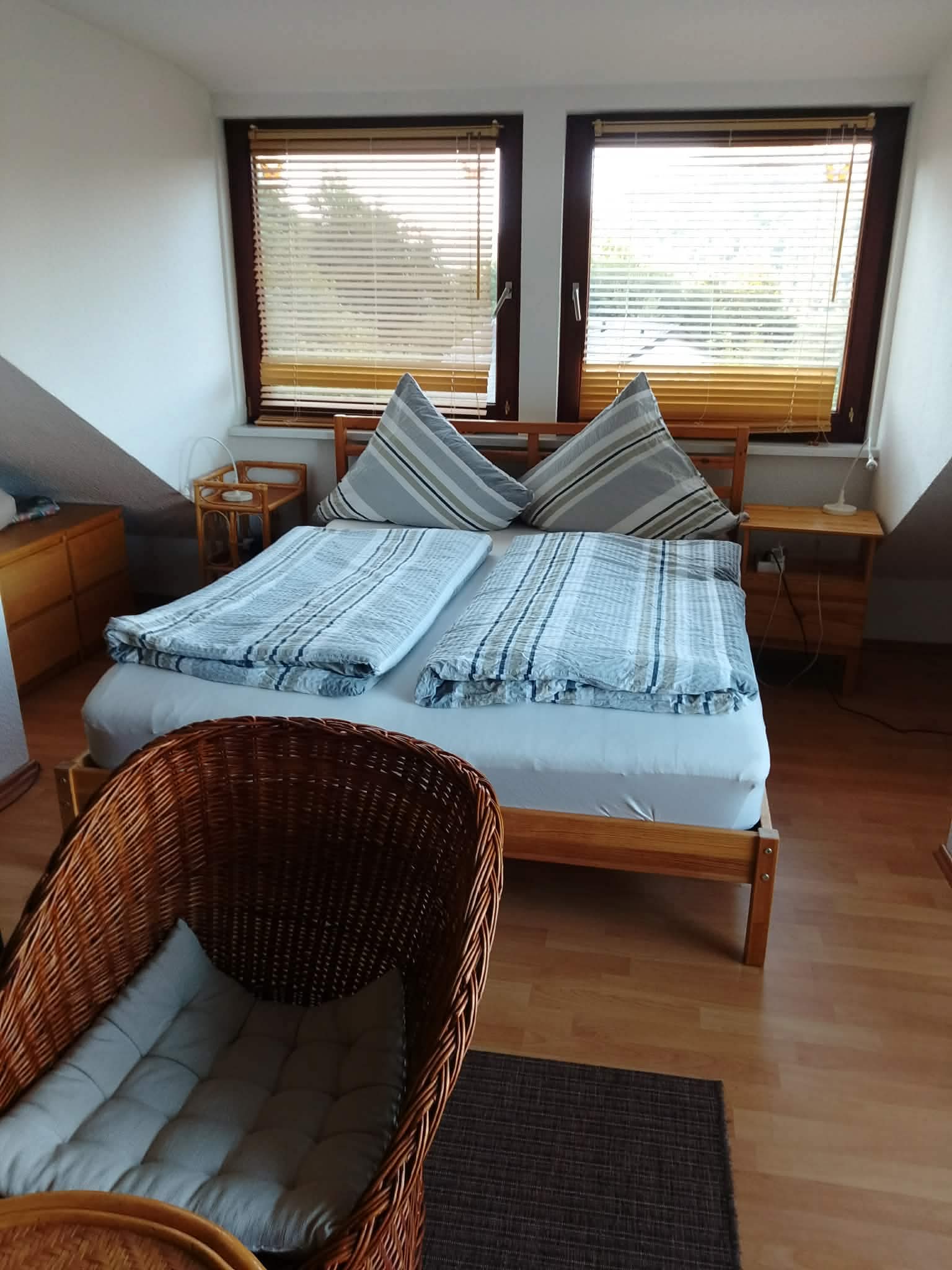 Sauberes Schlafzimmer mit blauer Bettwäsche
