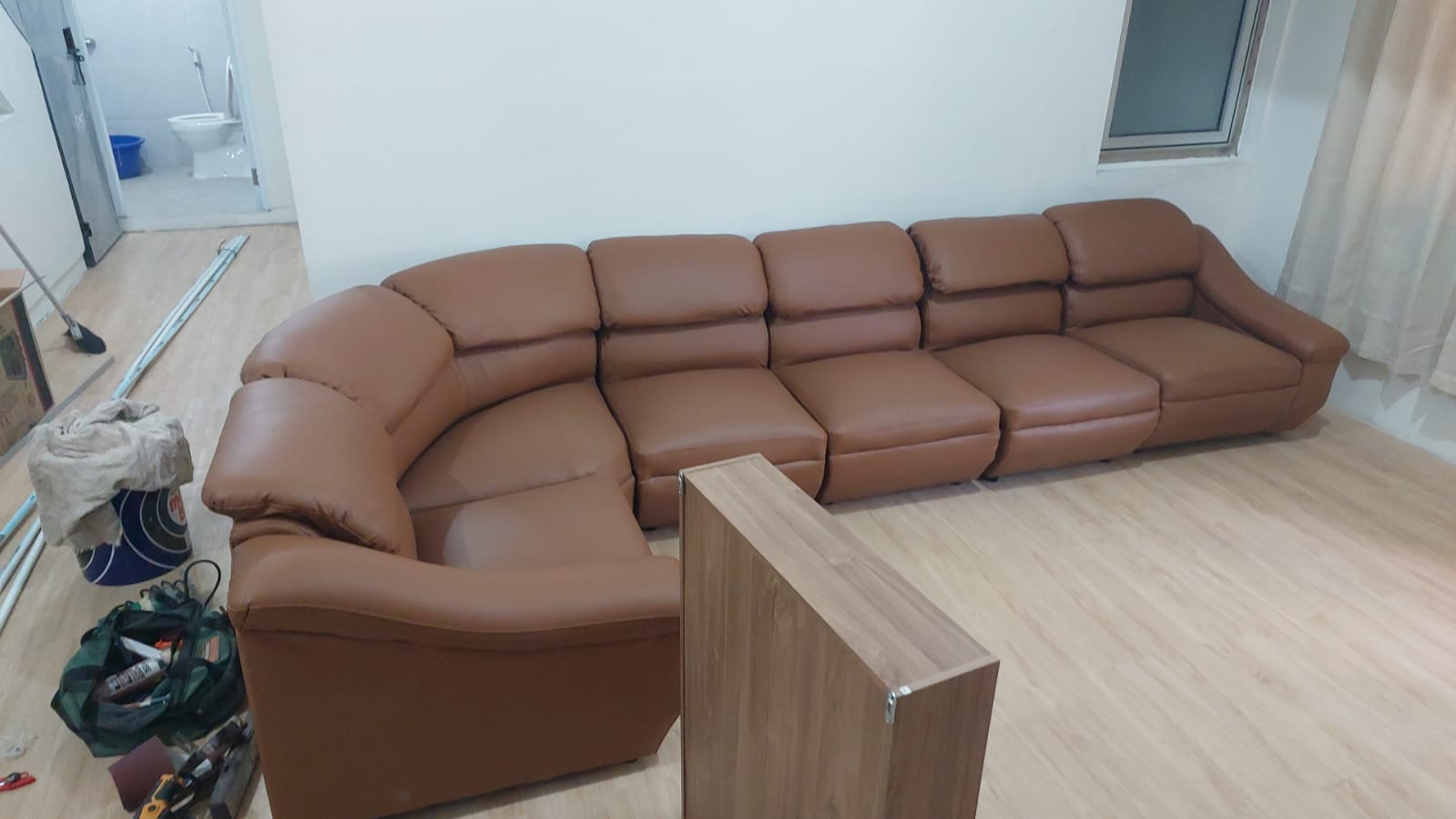 Proses pengerjaan sofa kulit coklat besar di workshop JAYA ABADI
