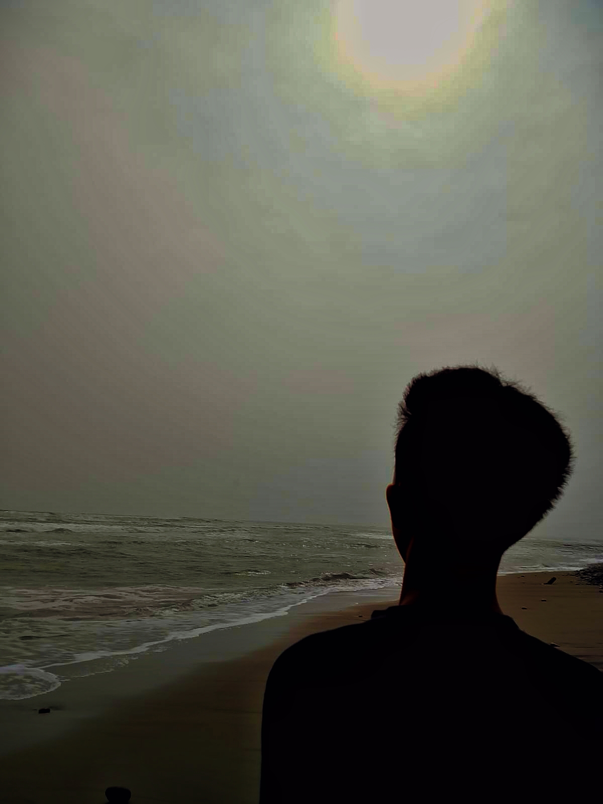 Siluet M. Syafiiq menghadap laut di pantai Bengkulu