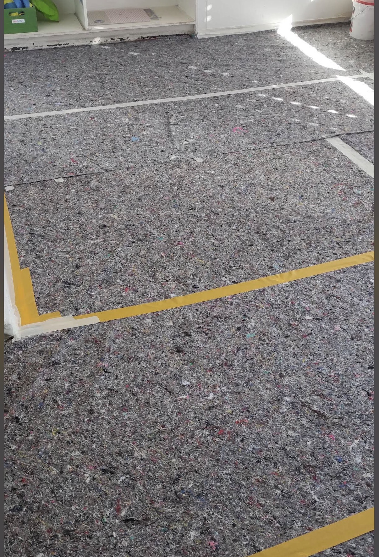 Estrich mit frischer Ausgleichsmasse, abgeklebt und eben gezogen