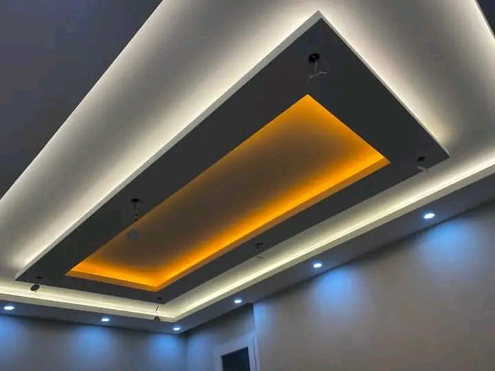 Tecto falso multinível comercial com iluminação cénica