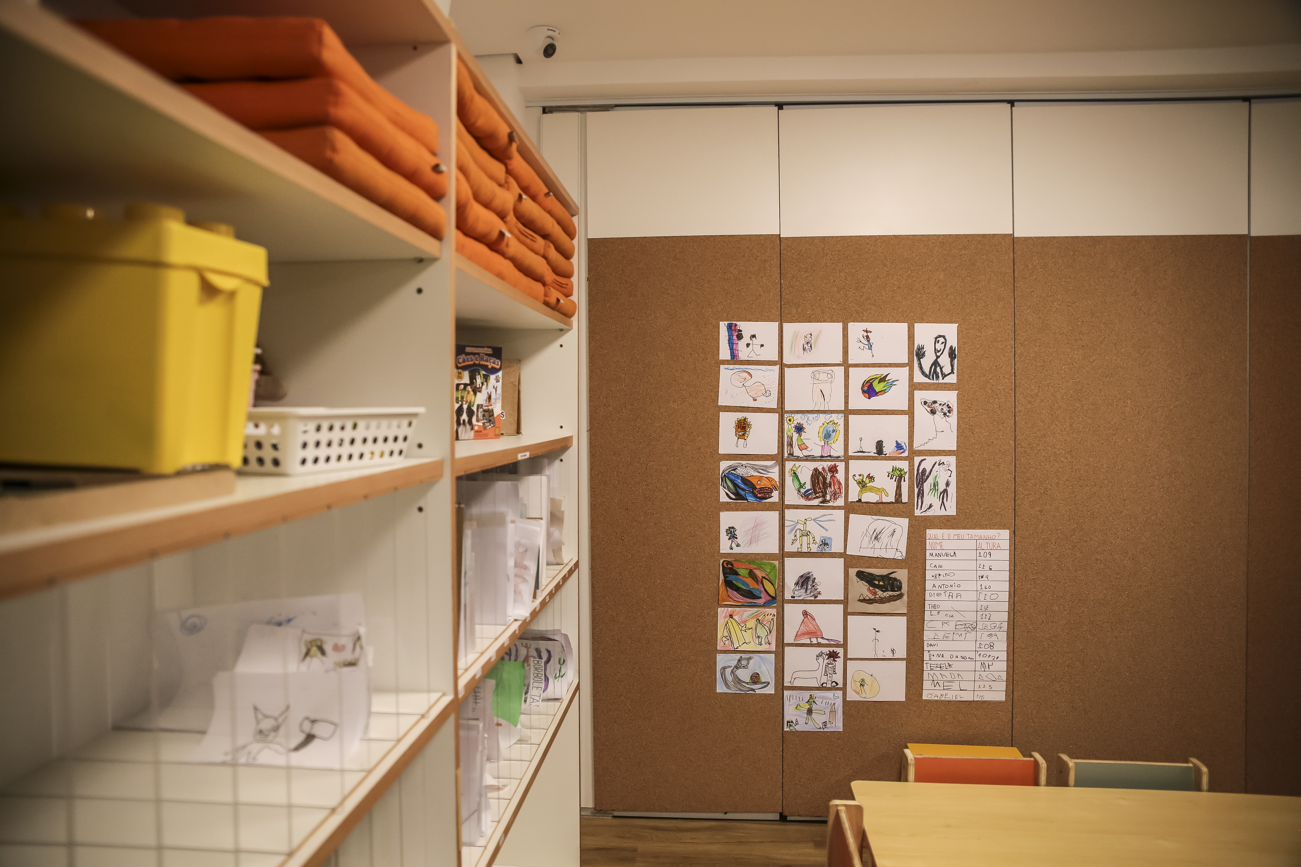 Espaço educacional Ekoa com divisórias e exposição de trabalhos - DA Divisórias