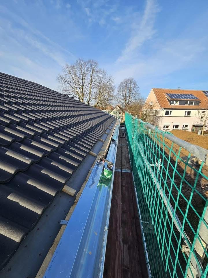 Dachbaustelle mit Schutznetz – tby Bedachungen