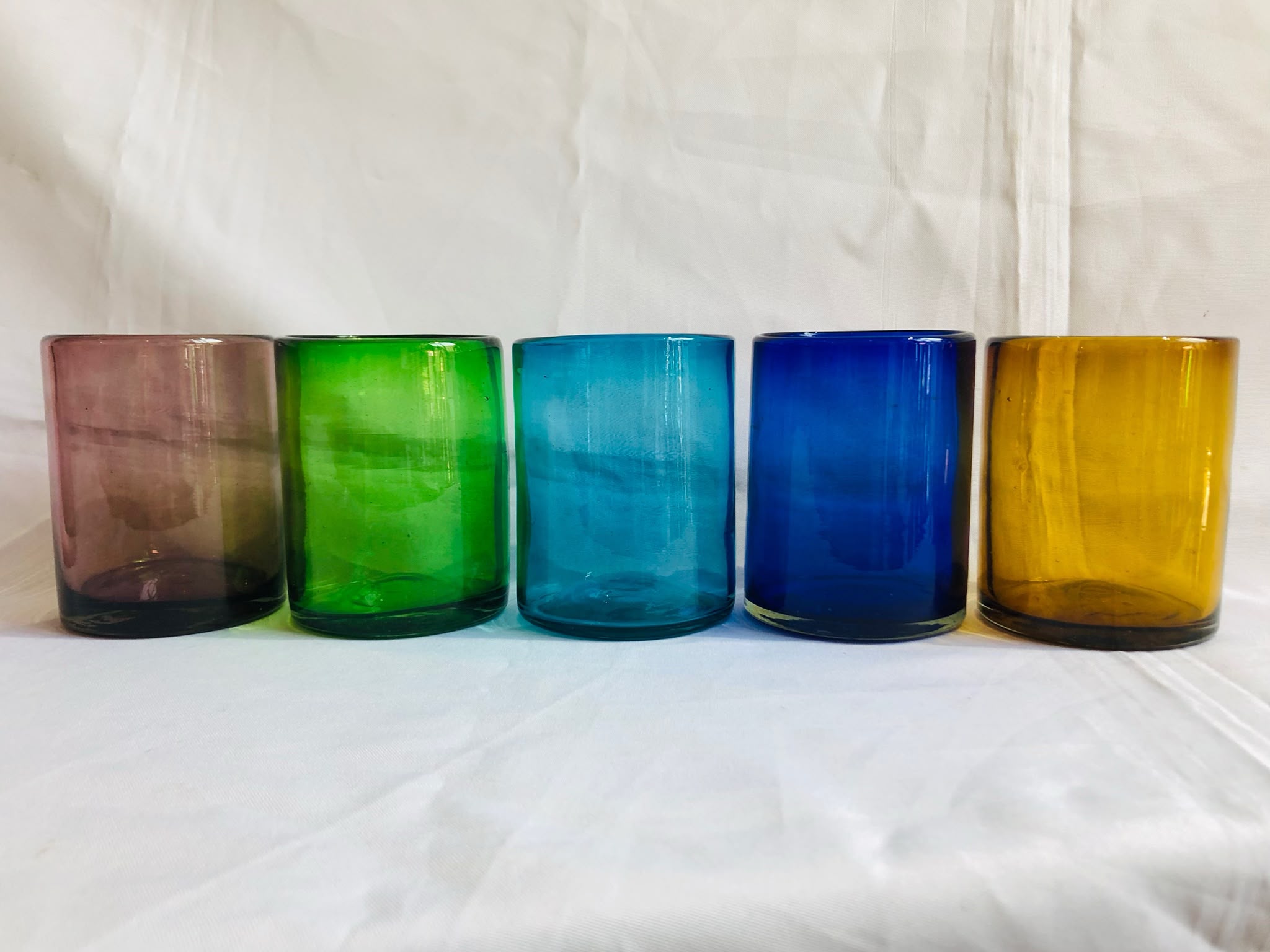 Vasos de vidrio soplado en color sólido