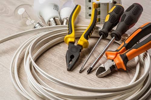 Elektrikerwerkzeug und Glühbirnen