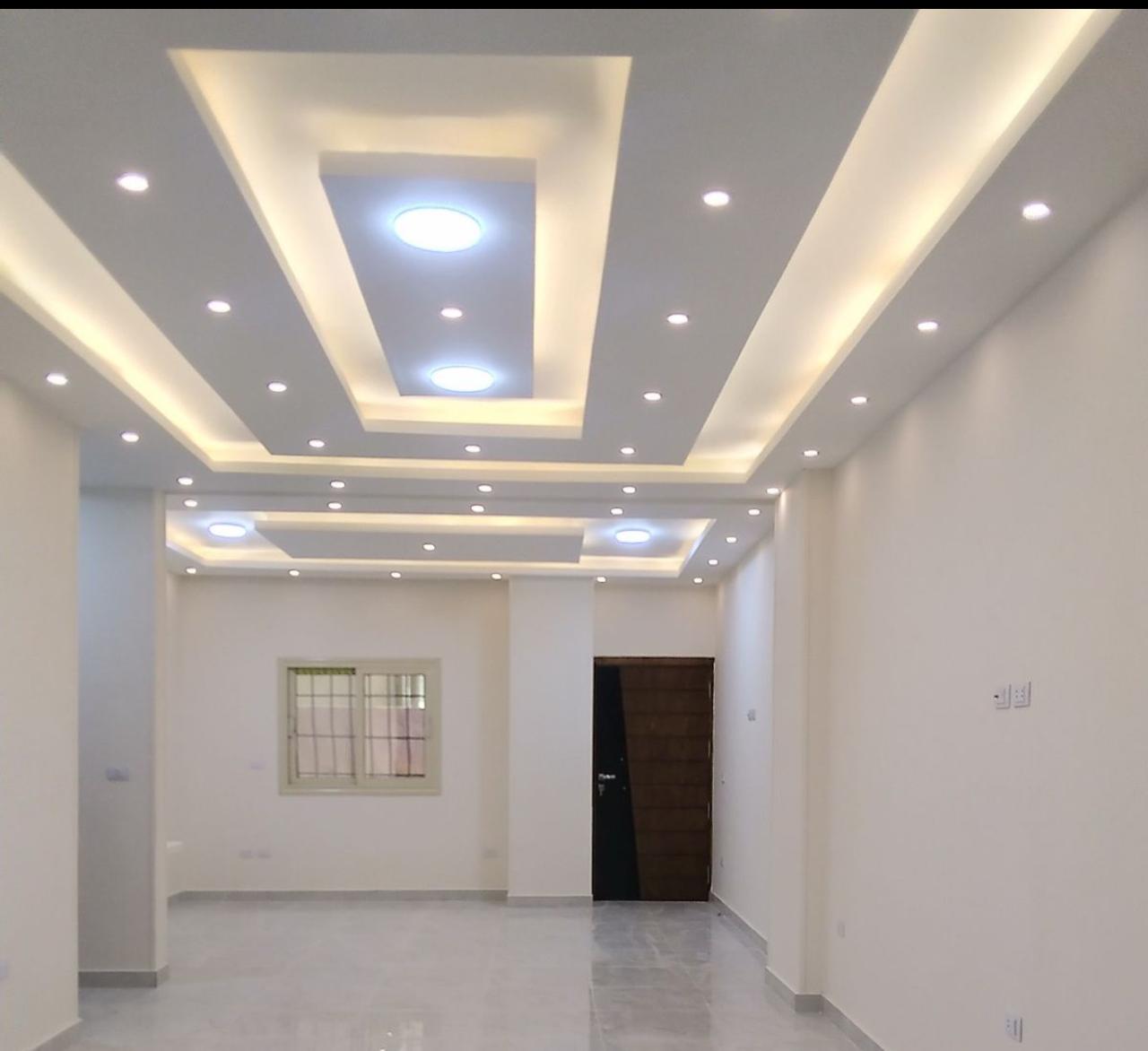 Divisória e tecto falso modular em sala moderna