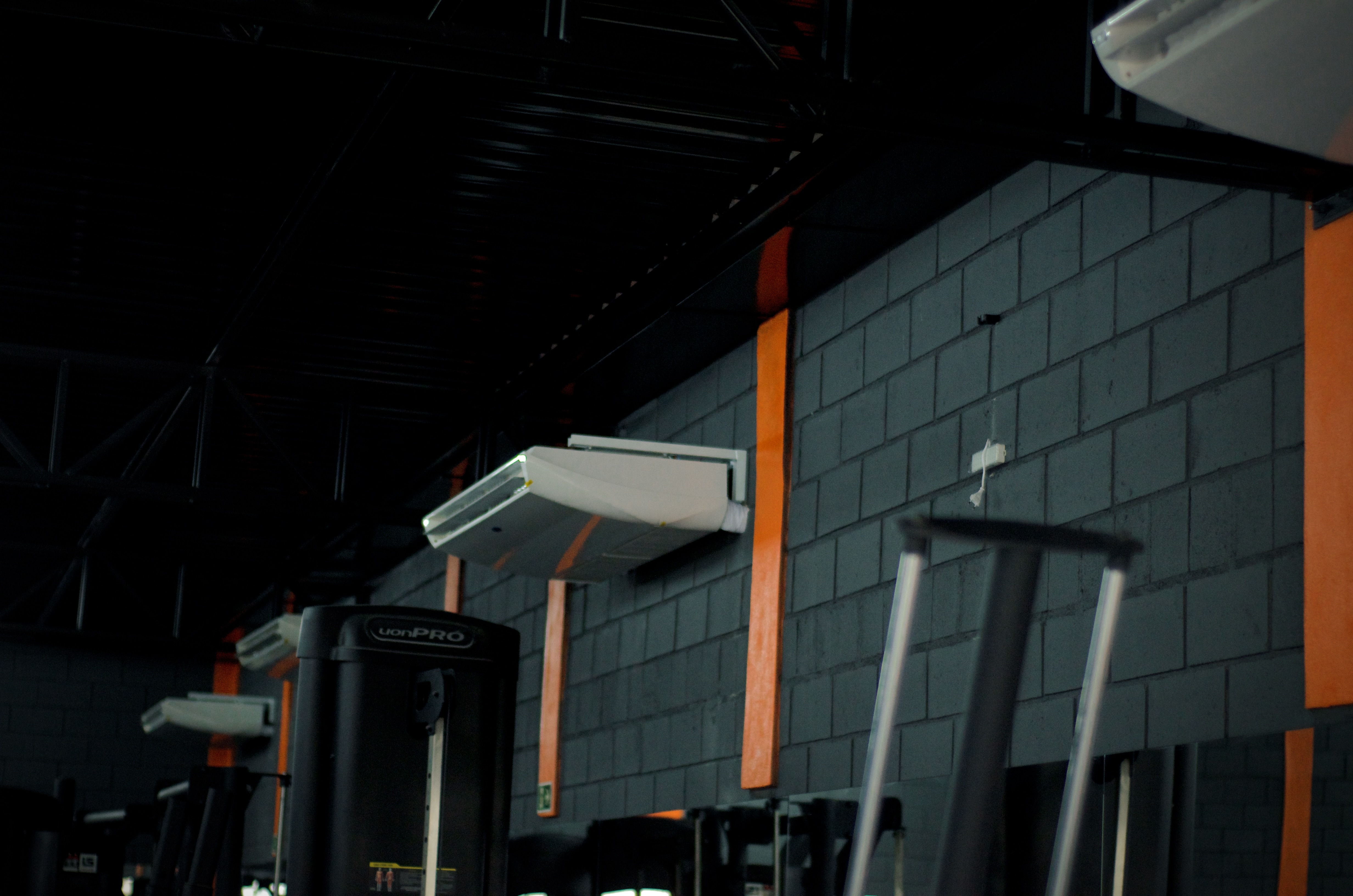 Area com detalhes em laranja