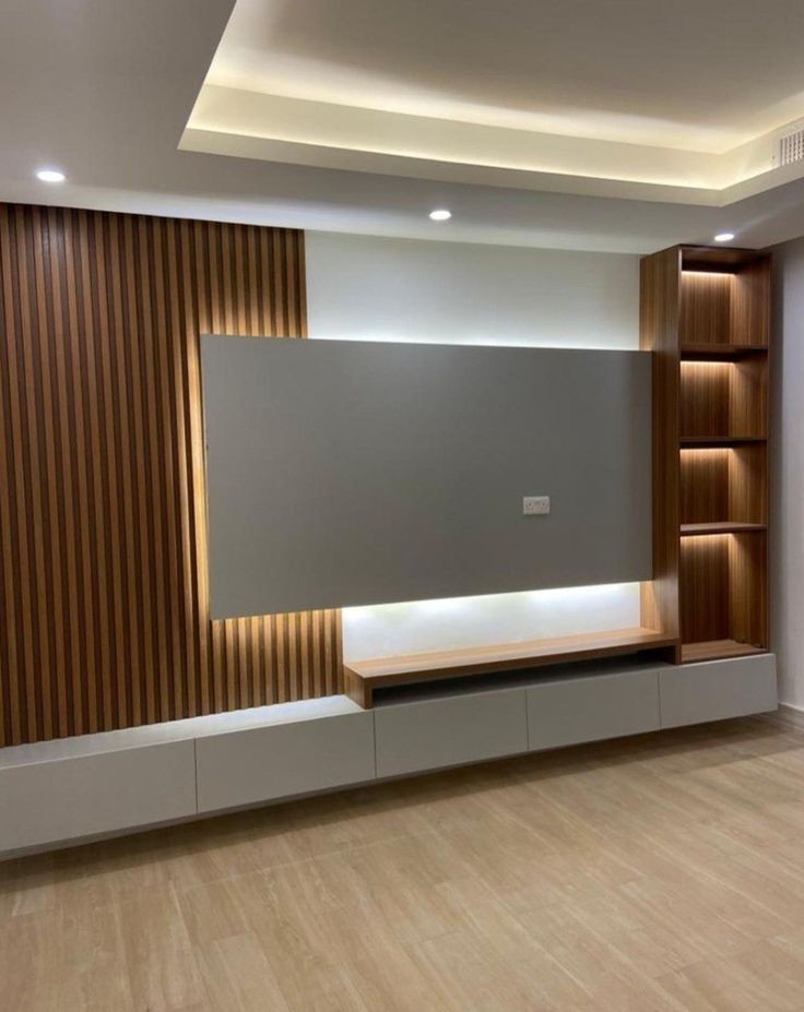 Sala de estar com tecto falso e painel de TV em madeira