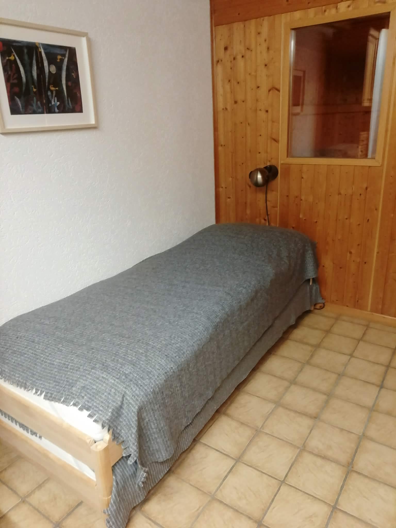 Schlafzimmer mit grauer Decke