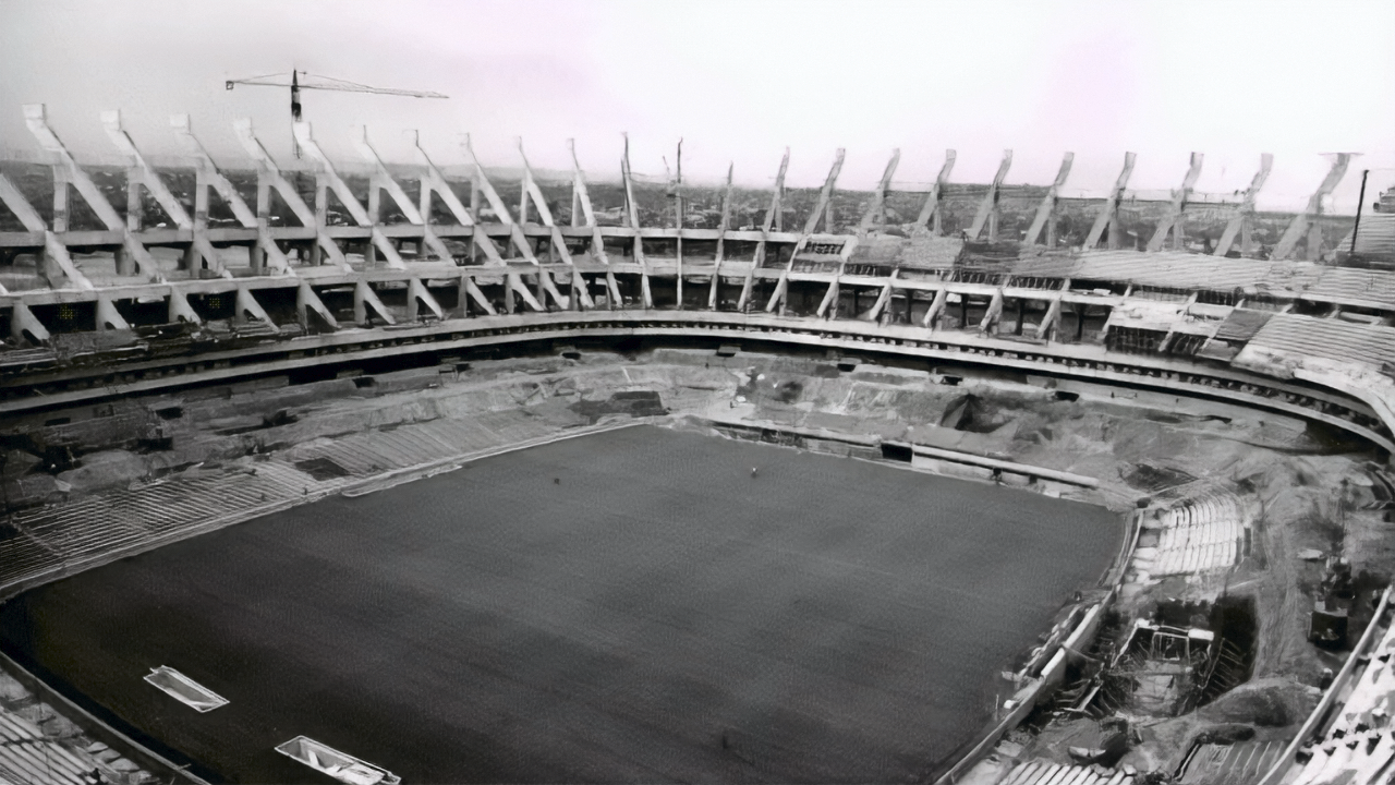 Estructura y graderíos del Estadio Azteca en construcción