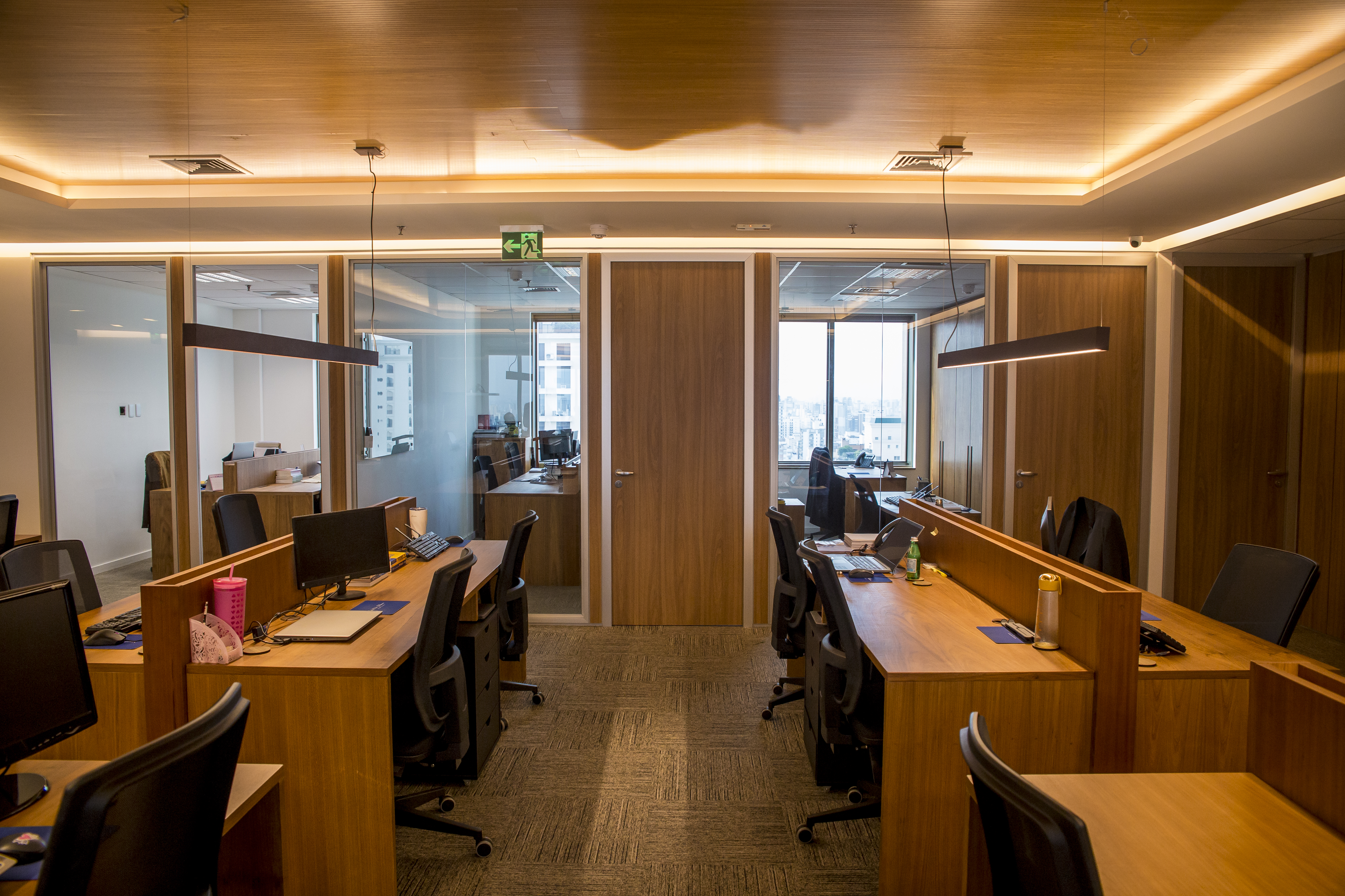 Escritório corporativo Almeida Prado com divisórias de vidro e vista panorâmica - DA Divisórias