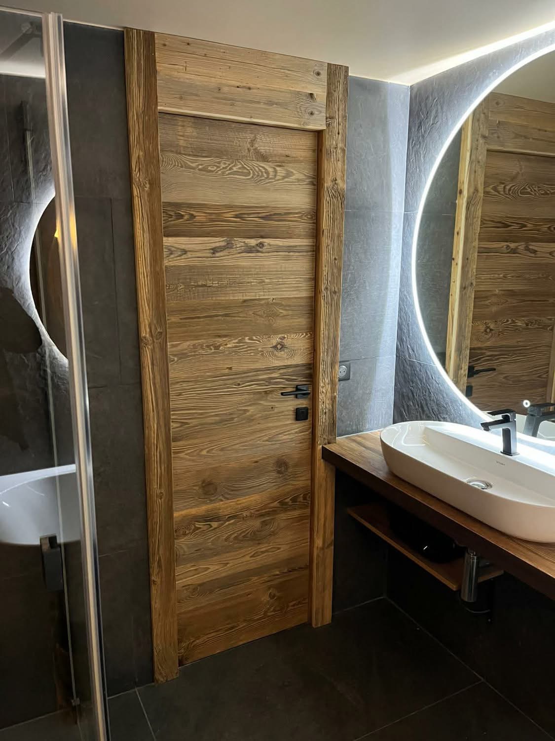 Badezimmer mit Holzelementen