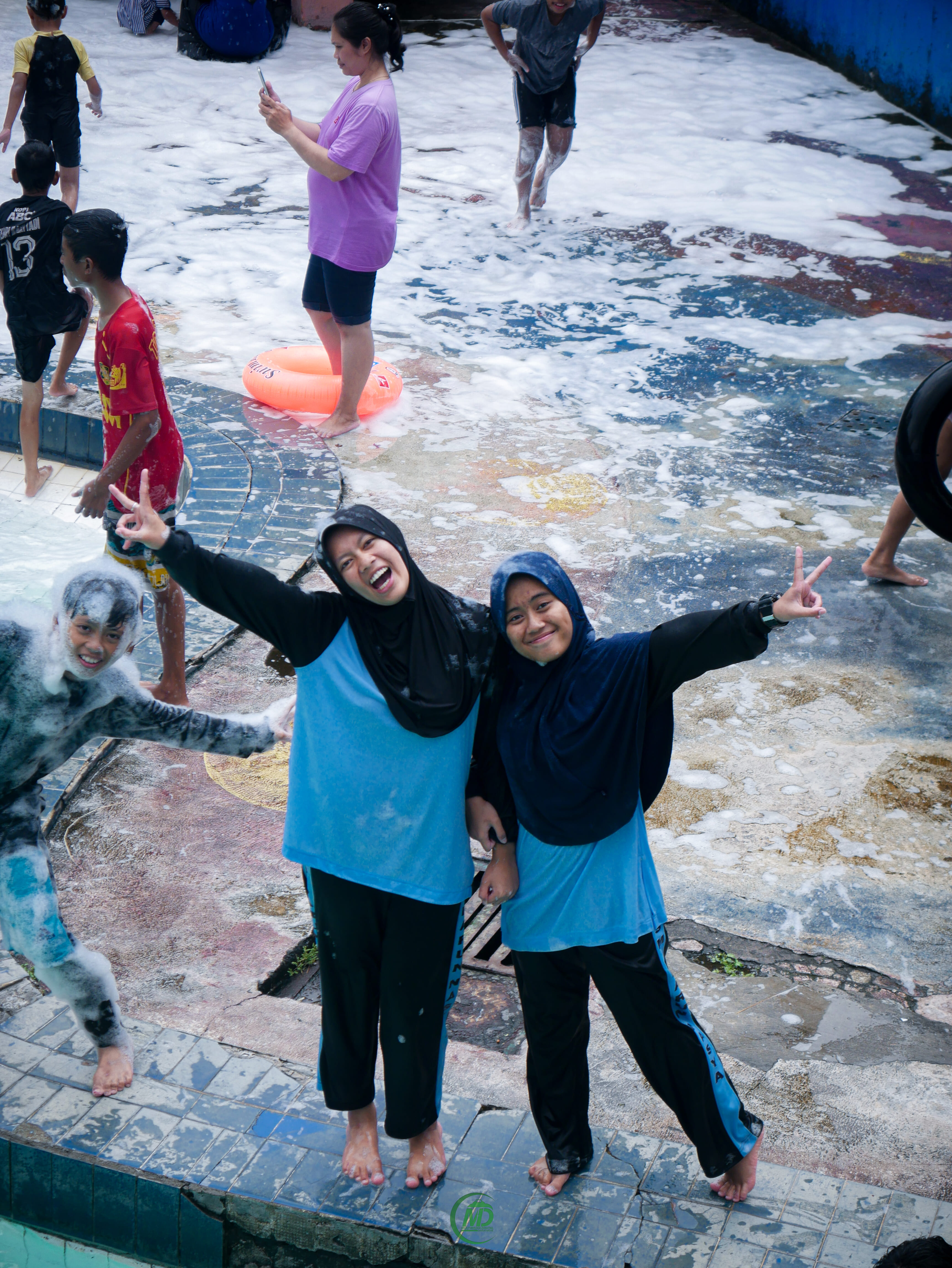 Santri bermain busa di waterpark