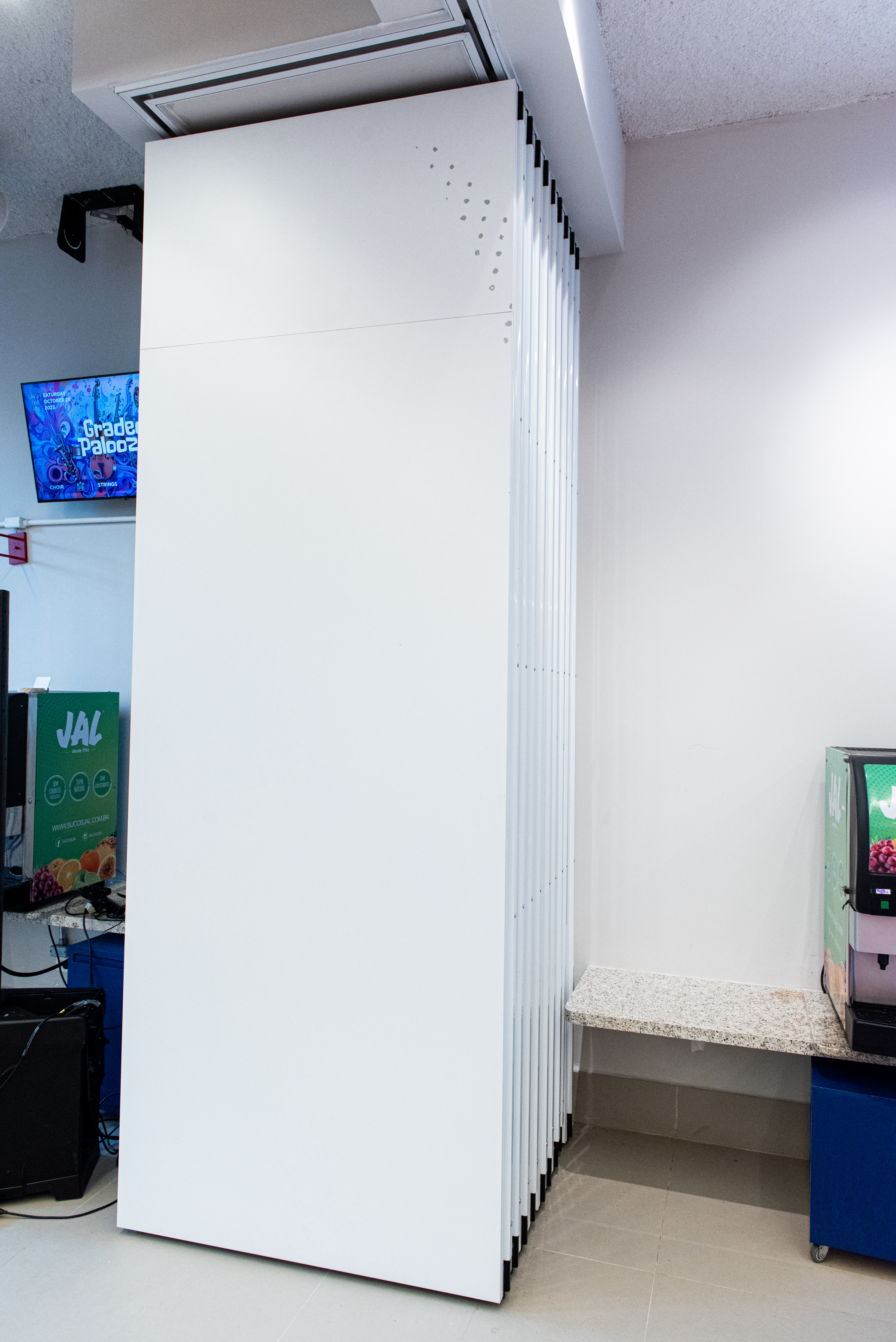 Área de convivência Escola Graduada com divisória retrátil perfurada - DA Divisórias