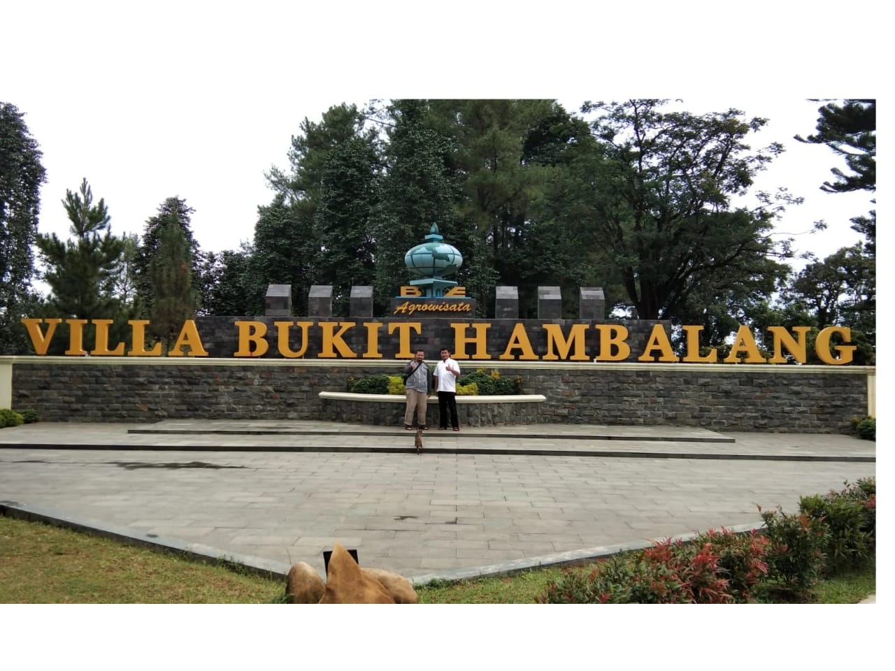 Gerbang masuk VILLA BUKIT HAMBALANG dengan tulisan emas di dinding batu