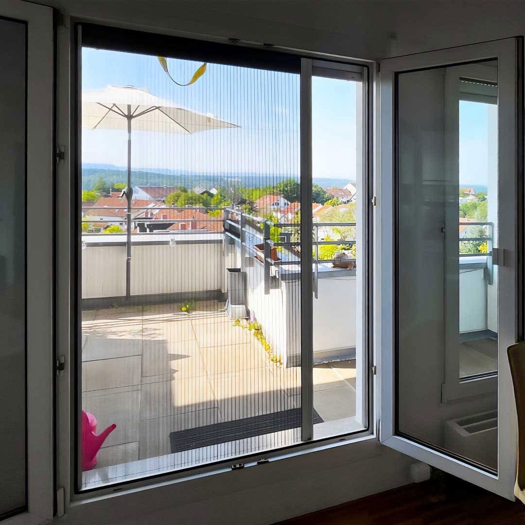 Terrasse mit Plissee Insektenschutz im Sommer – Mannheim