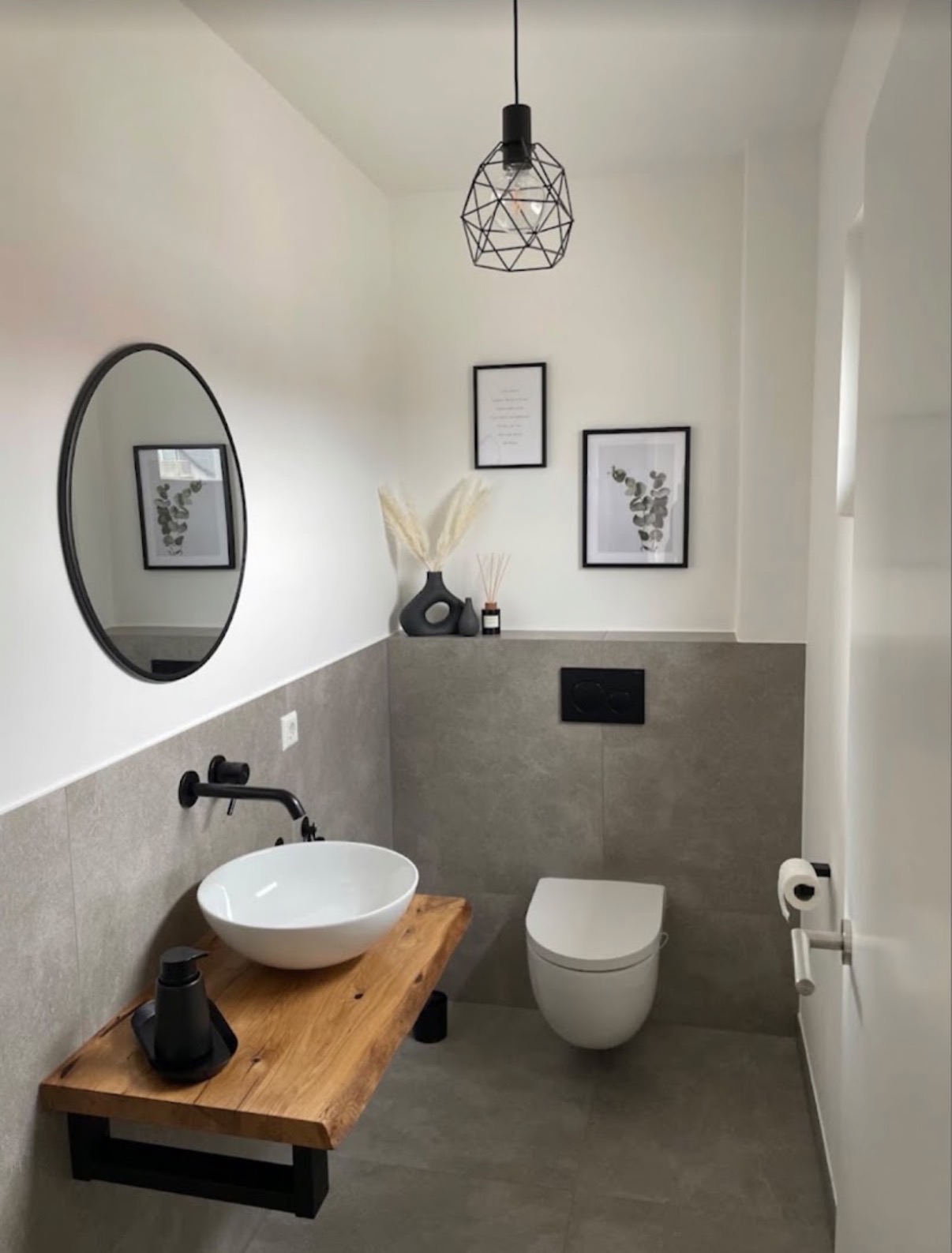 Frisch verlegte Fliesen in einem modernen Badezimmer