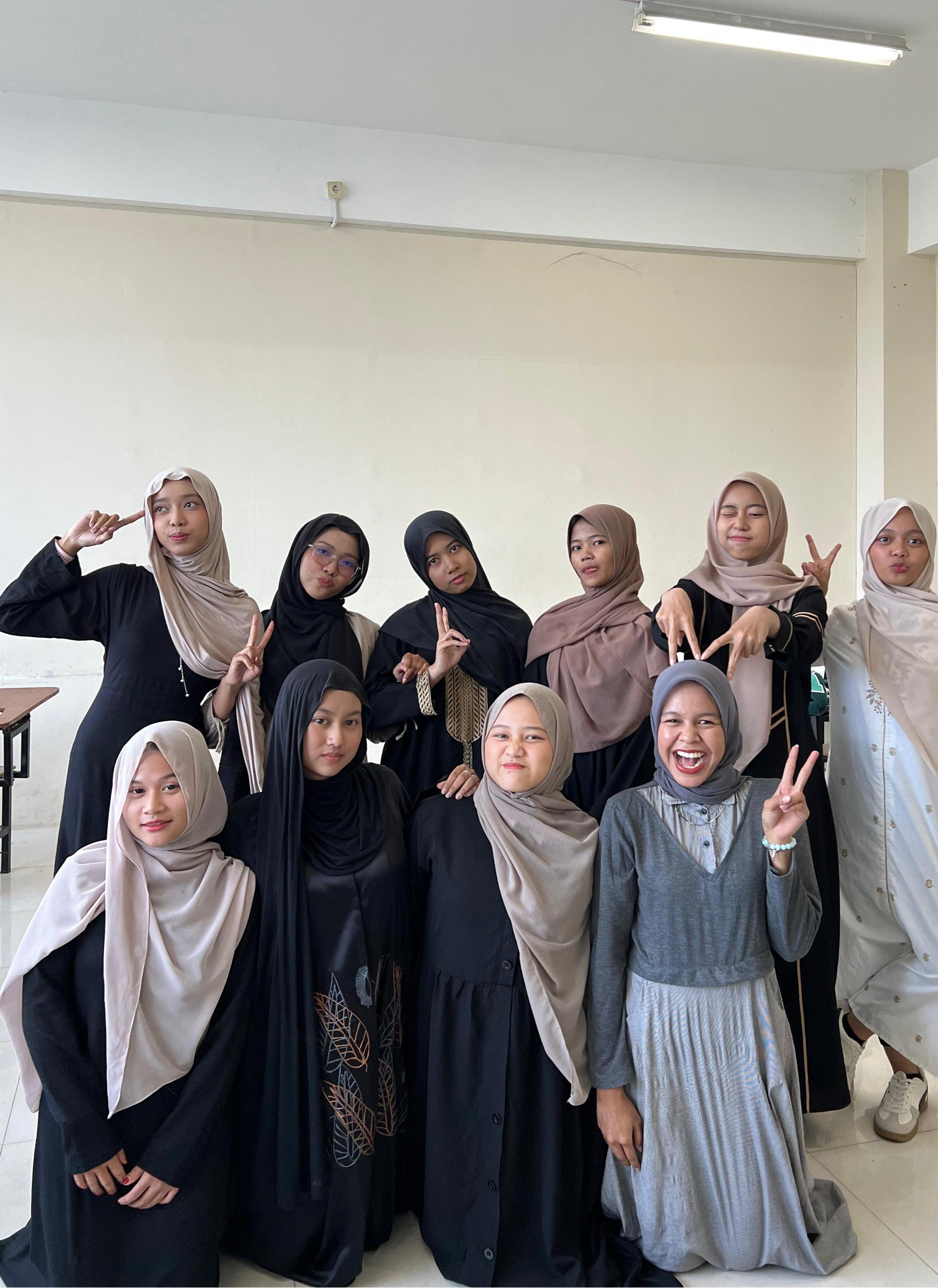 Grup wanita berfoto