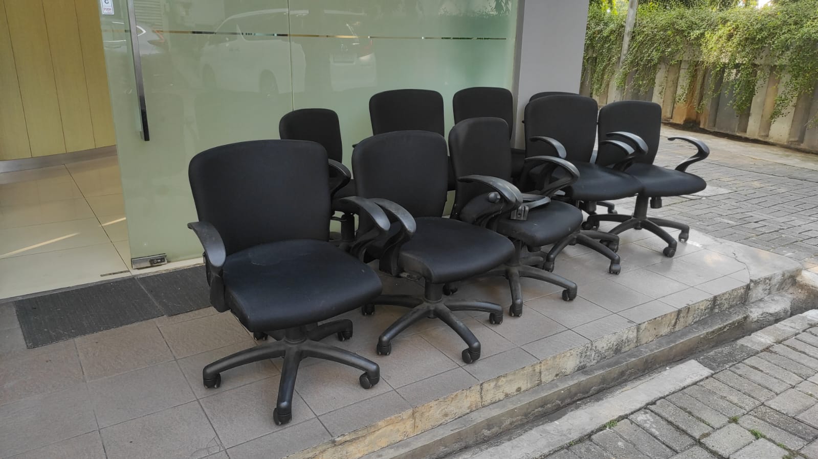 Penyimpanan kursi hitam di area luar toko JAYA ABADI