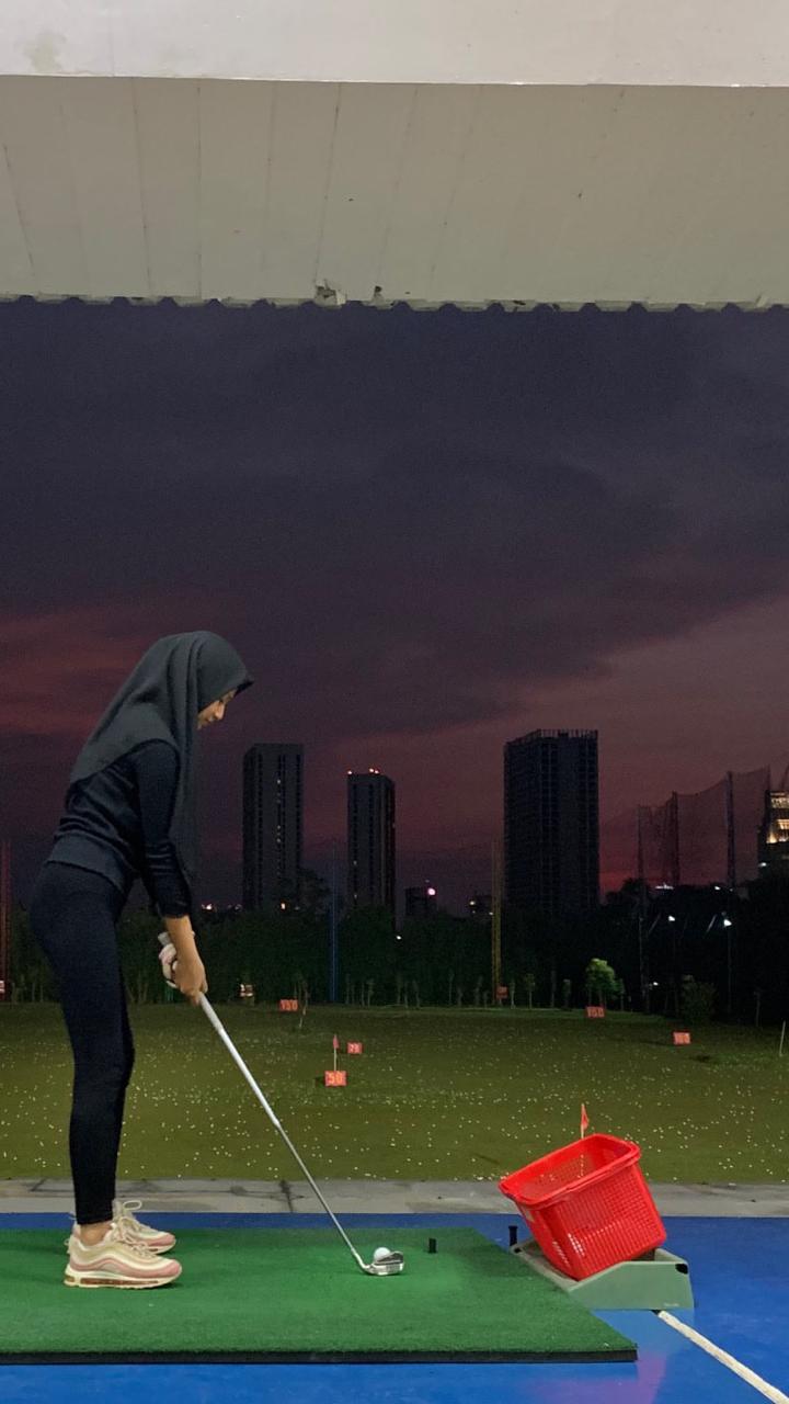 Wanita bermain golf