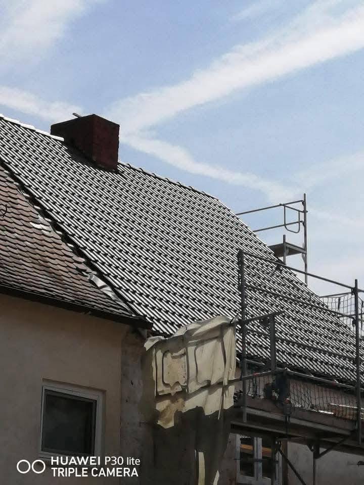 Haus mit Schornstein und Gerüst – tby Bedachungen