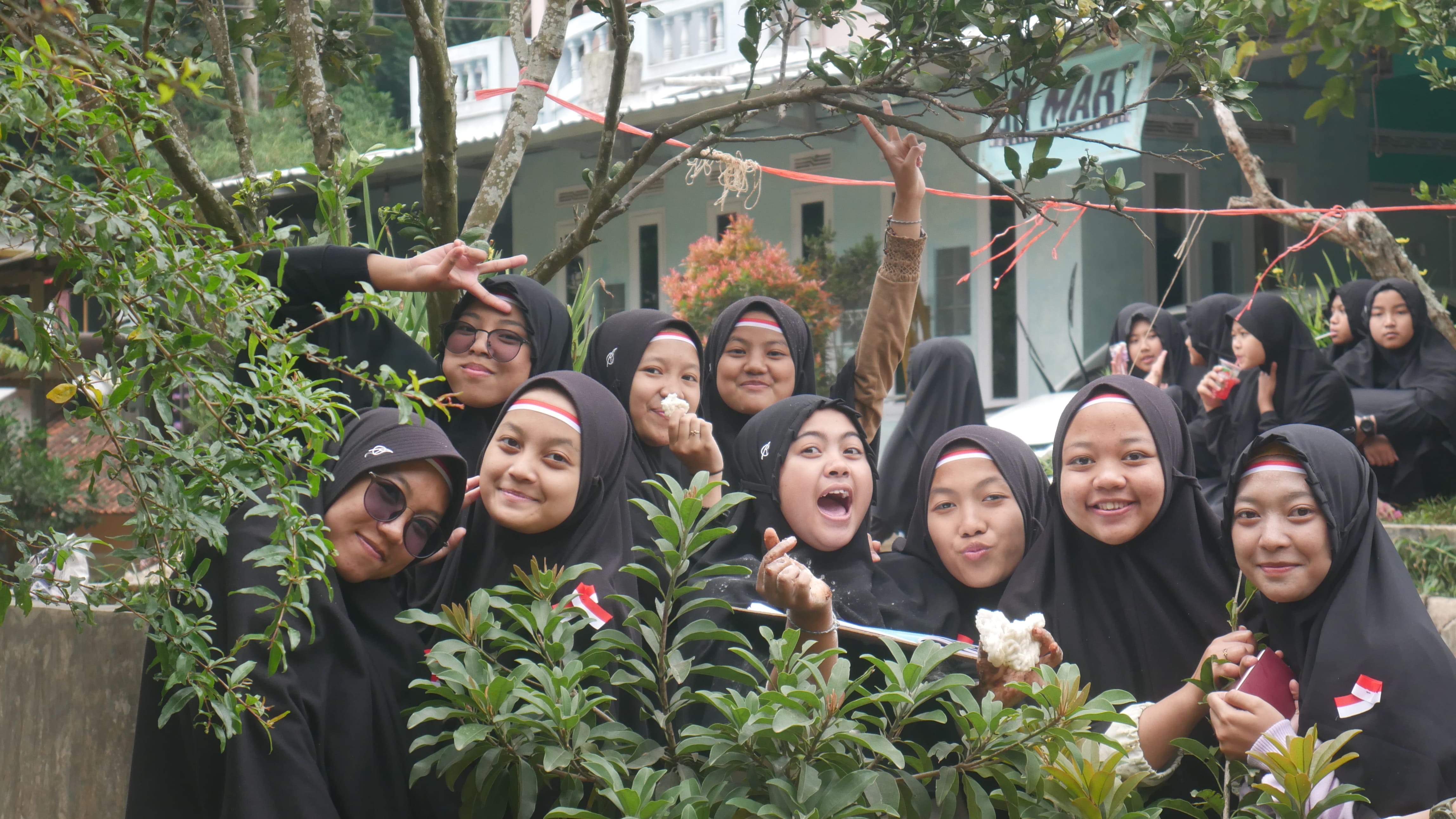 Santri Darun Nasya berfoto bersama tertawa