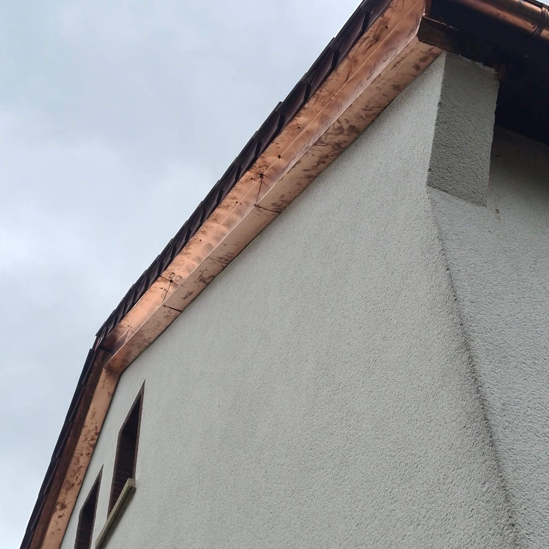 Fassade mit Dachabschluss