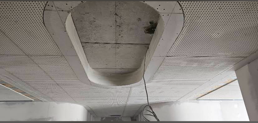 Nachher — Fertige Decke mit perforierten Platten