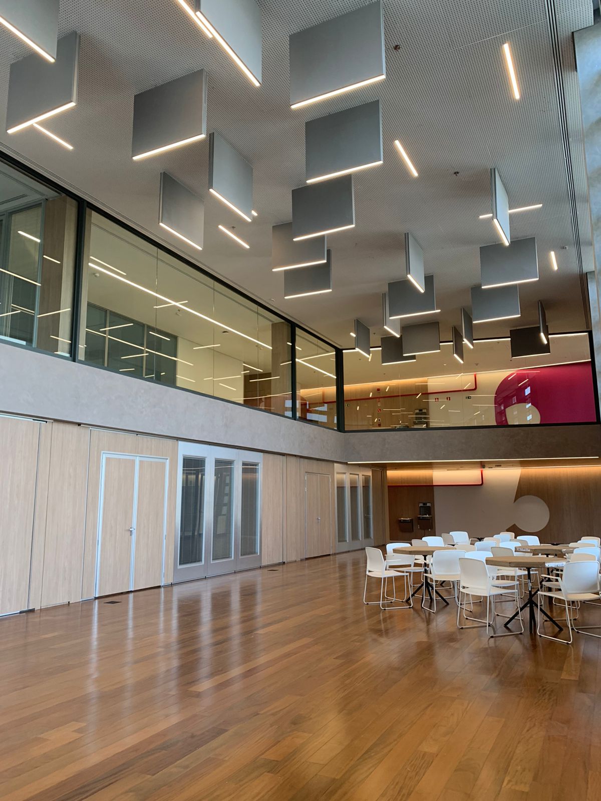 Área comum do Colégio Bandeirantes com divisórias de vidro Dimoflex Glass - DA Divisórias