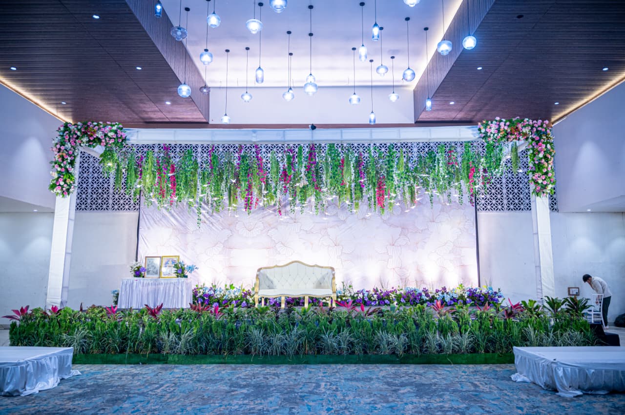 Wedding Hall in Nashik – Beautiful stage with greenery and floral decor at Vrindavan Greens