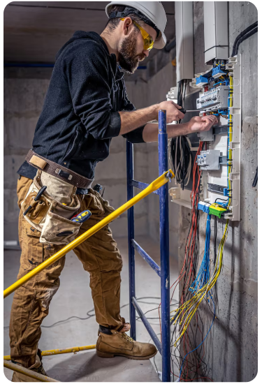 Técnico profissional realizando instalação elétrica em obra - ELG Engenharia