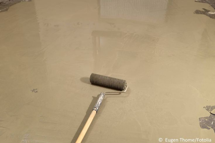 Bodenausgleich — Ausgleichsmasse wird mit der Rolle auf dem Untergrund verteilt