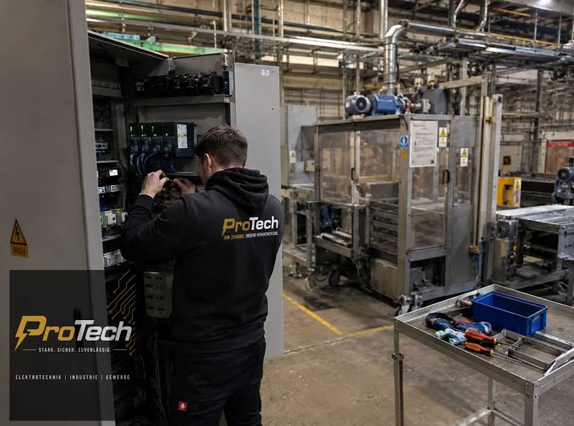 ProTech-Mitarbeiter bei der Arbeit an einem industriellen Schaltschrank