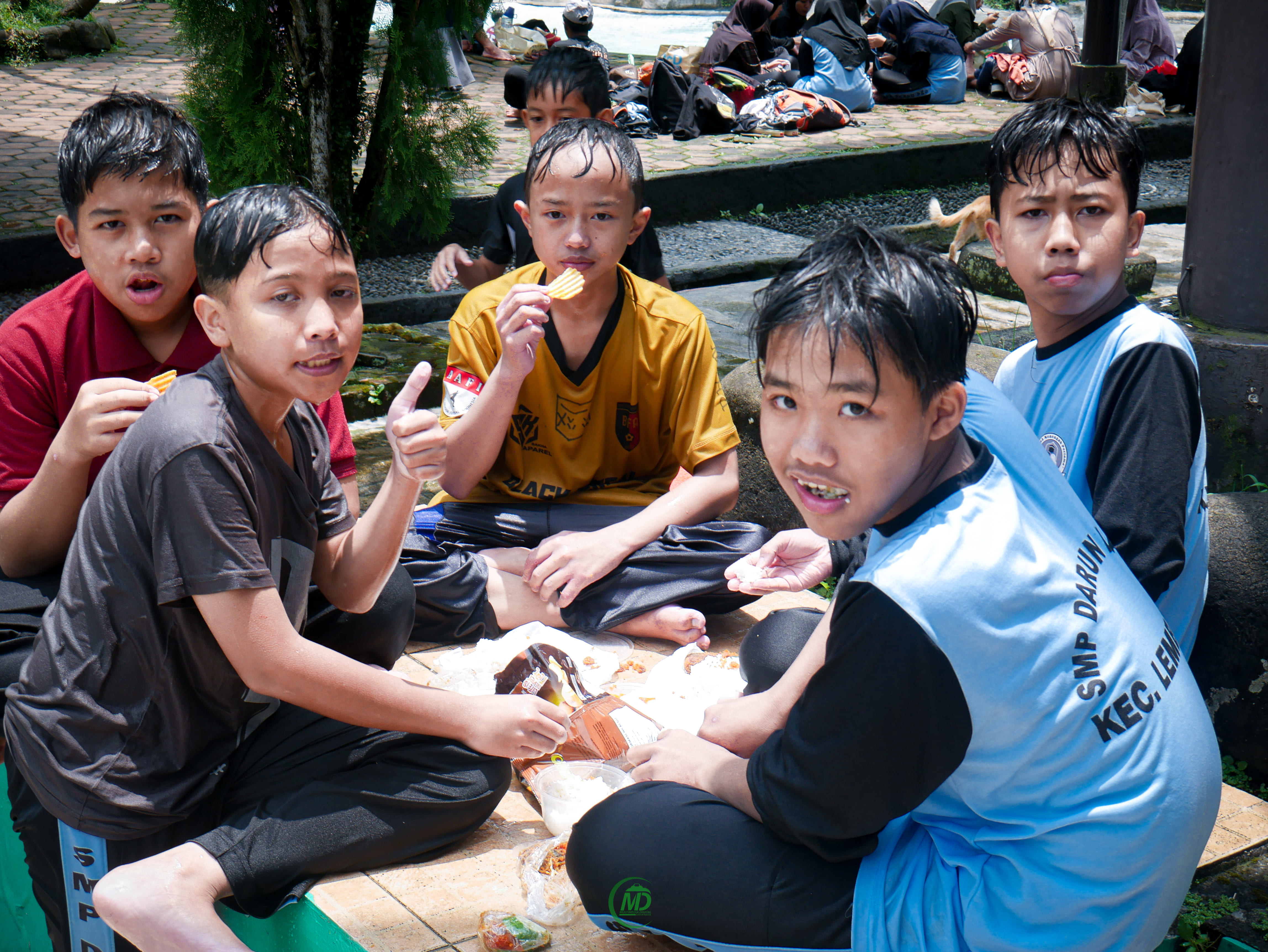 Santri Darun Nasya berkumpul santai