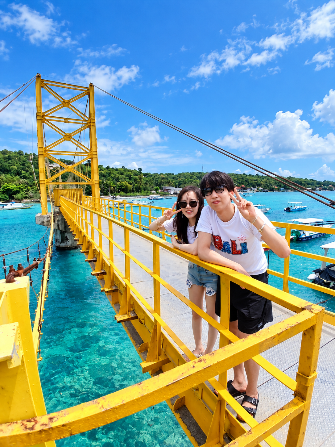 吊り橋の上でピース