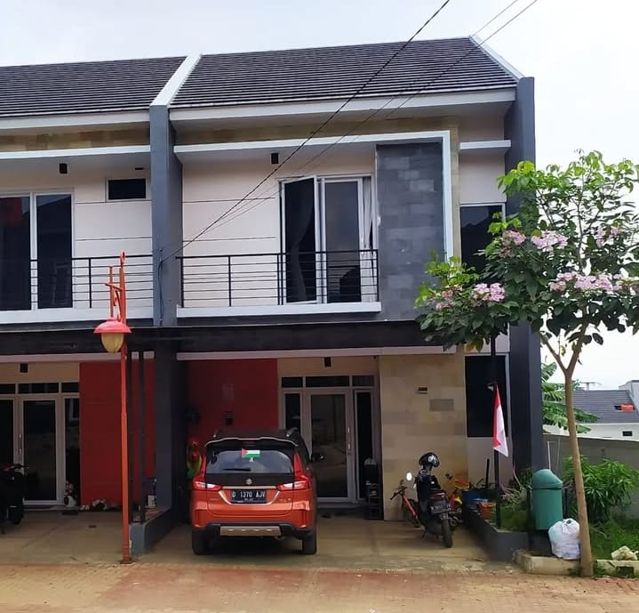 Tampak Depan Rumah dengan Garasi