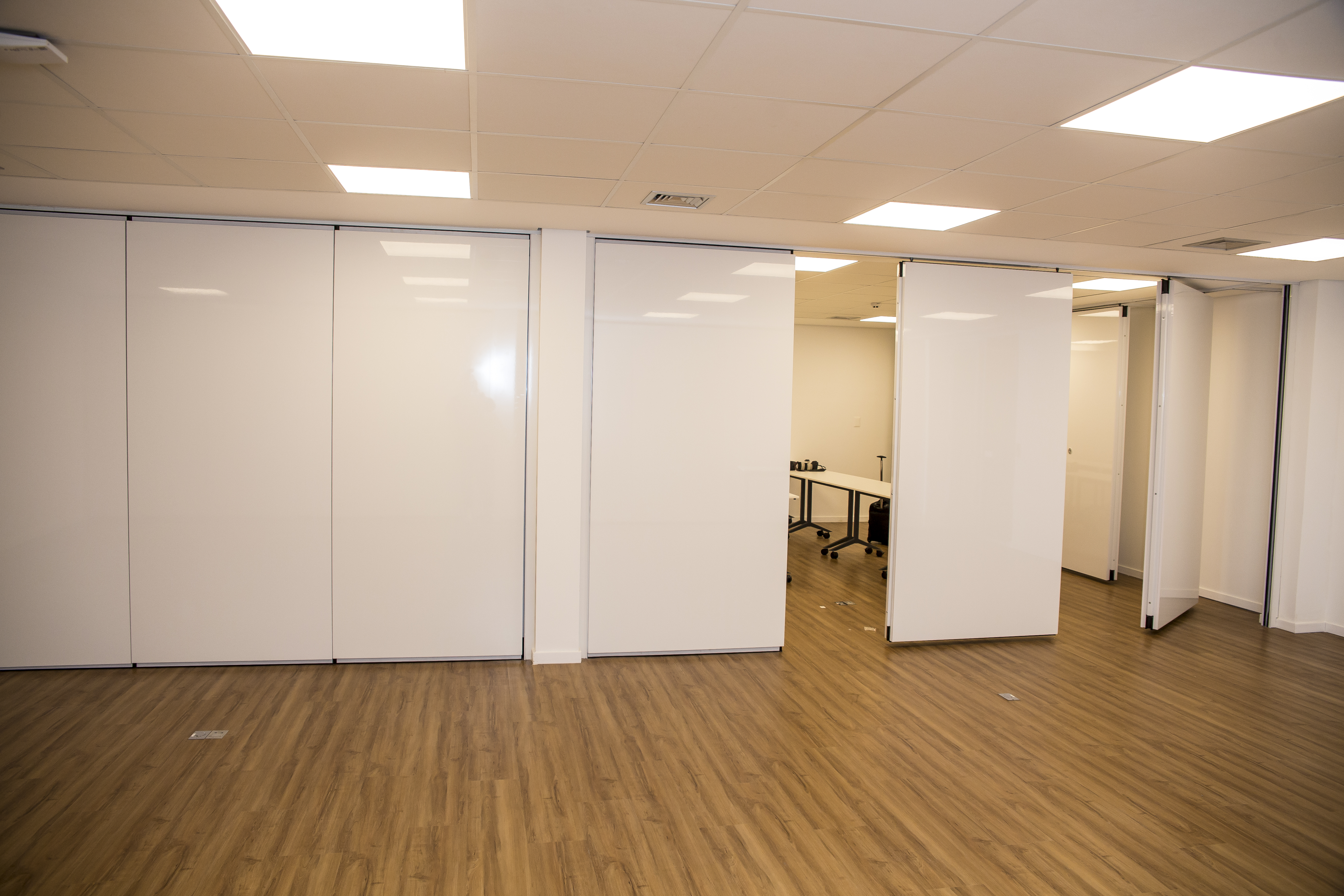 Escritório Carrefour com divisórias retráteis brancas Dimoflex - DA Divisórias